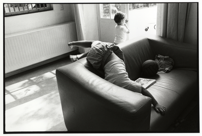 108008 Afbeelding van twee kinderen in het kinderdagverblijf Sesam, gevestigd in het pand Bekkerstraat 141 te Utrecht.